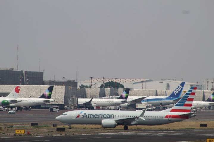 Aerolíneas estadounidenses cancelan 1,200 vuelos este martes, mientras sigue el cierre de gobierno