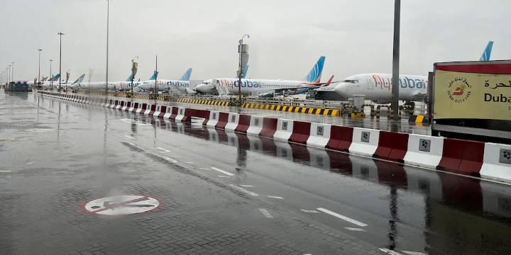 Un avión de combate indio se estrelló durante una demostración en el Salón Aeronáutico de Dubái