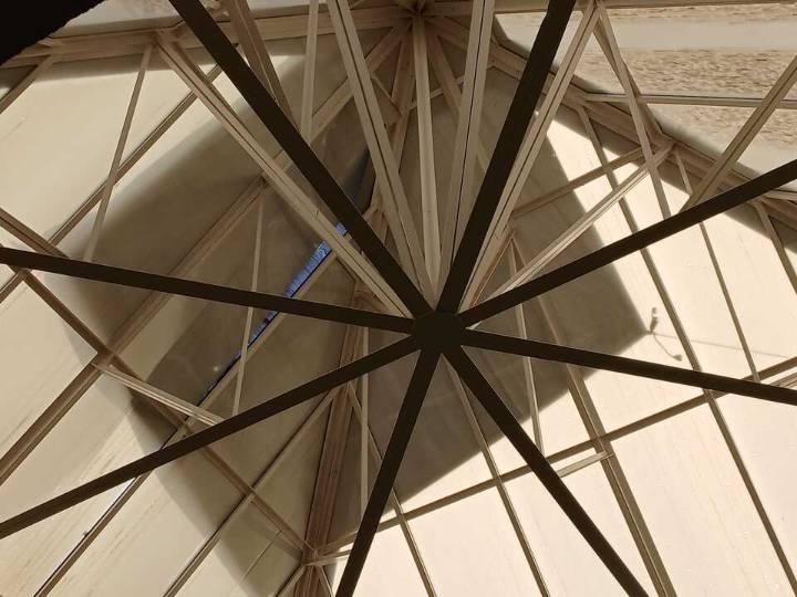 El Ayuntamiento de Isla decreta el cierre del CEIP Urbano Vázquez por agravamiento de los daños de la cúpula