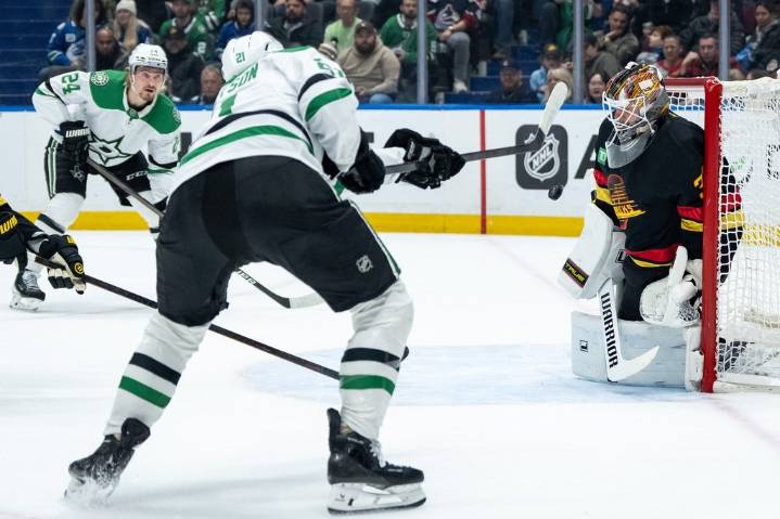 Robertson extends scoring streak, Dallas Stars double up Vancouver Canucks 4