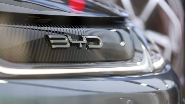 Guerra de precios pasa factura a BYD en China, mientras la firma sigue avanzando en Europa; Tesla también ha salido golpeada