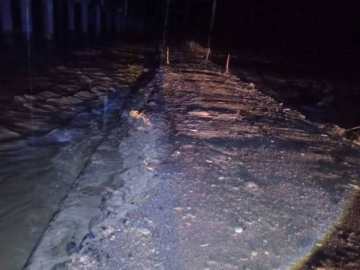 Creciente de ríos afecta paso el paso a Xochiatipan y Huautla