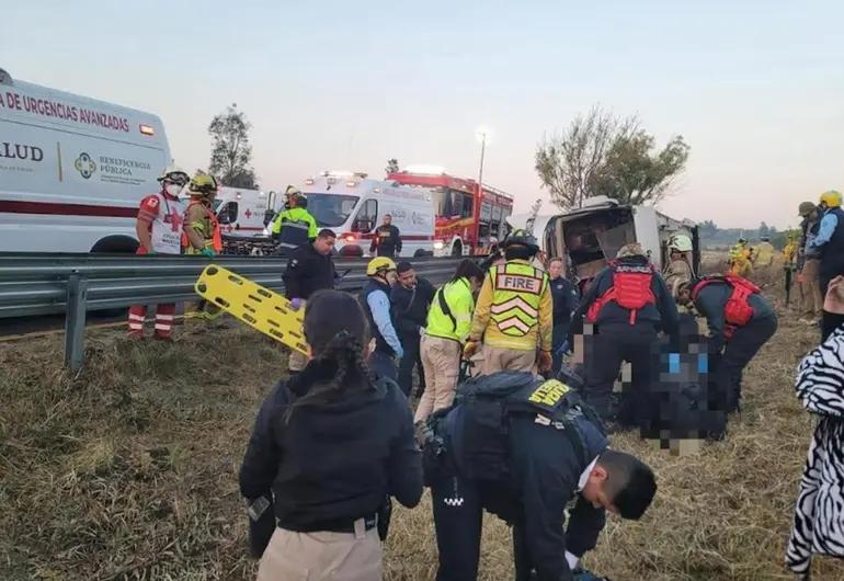 Vuelca autobús de turismo en carretera hay 7 muertos y 20 heridos