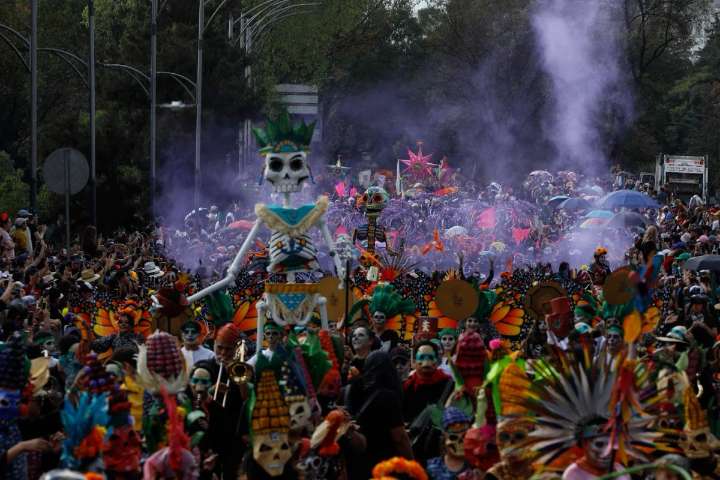 Colorido gozo en el Gran Desfile de Día de Muertos