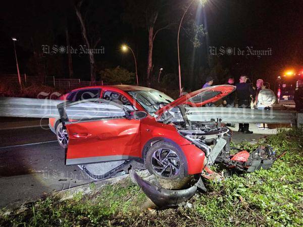 Barrera de contención atraviesa un auto en Libramiento de Tepic