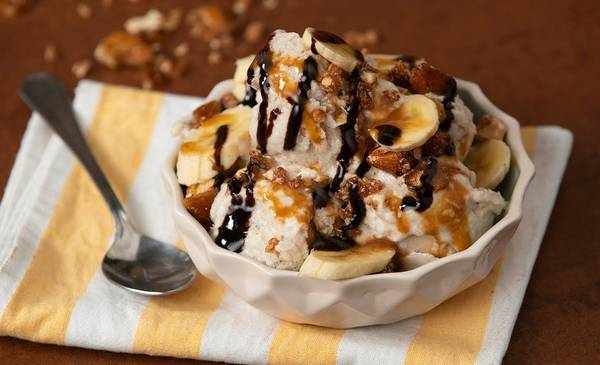 Receta clave para el calor del verano 2026: cómo hacer helado de banana split saludable