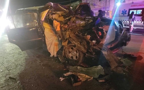 Choque contra camión de personal deja un muerto y seis lesionados