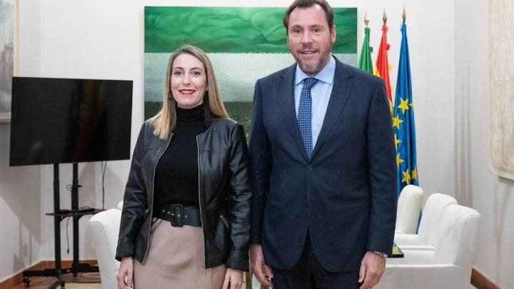 María Guardiola y Óscar Puente rubrican el acuerdo para que la Junta asuma la construcción de la carretera extremeña al futuro puente de Cedillo