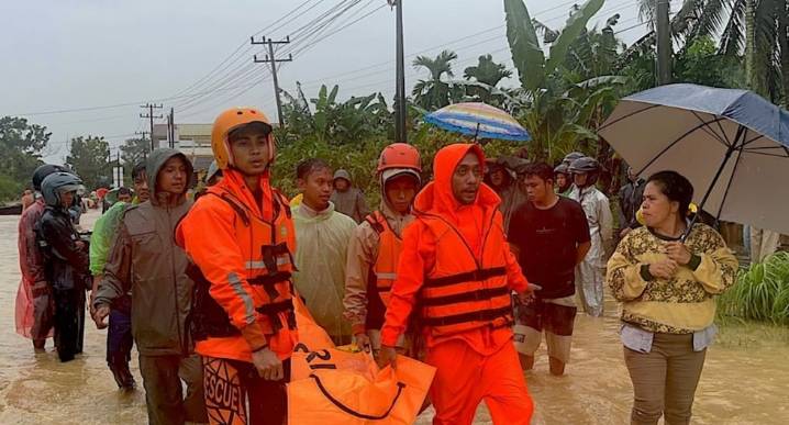 Inundaciones en Indonesia dejan al menos 435 muertos y 406 desparecidos últimas