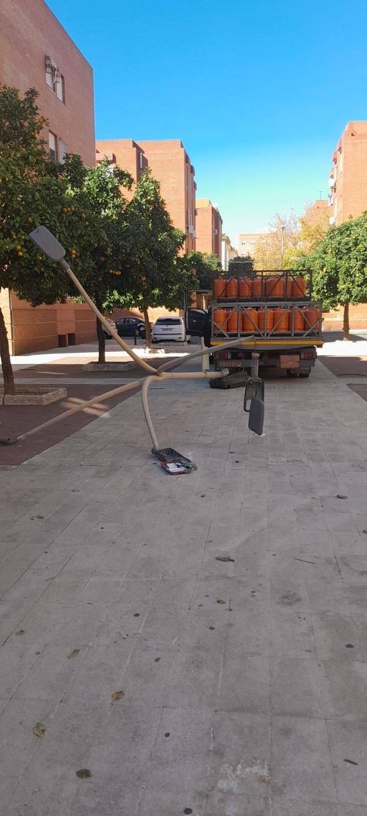 Un camión de butano destroza una farola en la Plaza Acuario