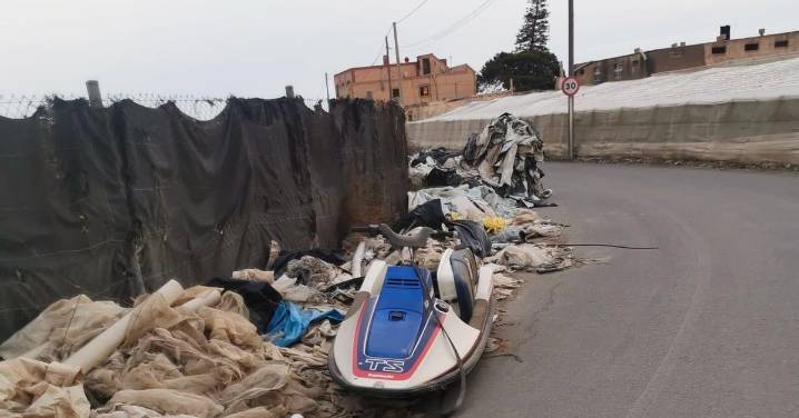 'Perdida' moto acuática en un mar de plástico de Almería