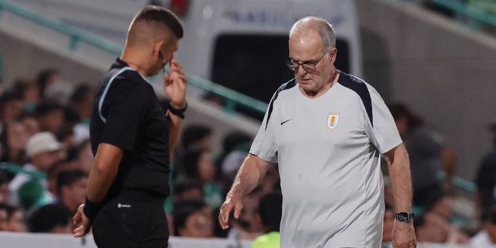 Explotaron las críticas contra Bielsa tras la histórica goleada 5-1 que sufrió Uruguay: las dudas sobre su futuro de cara al Mundial 2026