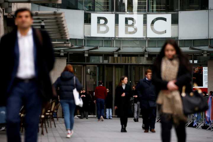 El jefe saliente de la BBC reúne al personal ante la crisis de liderazgo y la amenaza legal de Trump