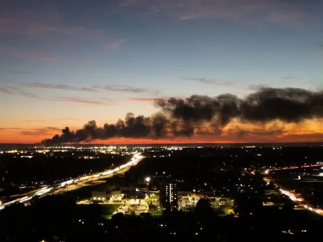Avión de carga de UPS se estrella tras despegar en Louisville; hay tres muertos