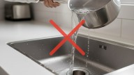 Pocos lo saben: por qué no hay que tirar agua hirviendo por el desagüe de la cocina