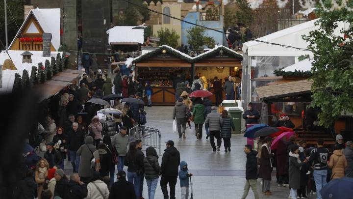 Ambiente navideño en el primer domingo de diciembre de apertura comercial en Zaragoza: "Es un éxito"