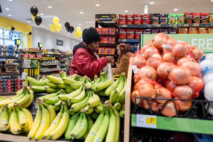 Crowd gathers at sunrise as Dollar General Market opens in Butler city