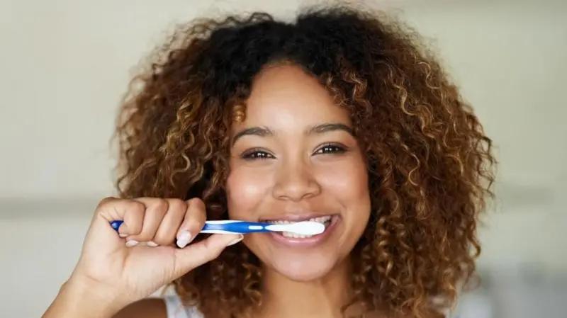 Cepíllate antes del desayuno: tres consejos esenciales para una correcta higiene dental