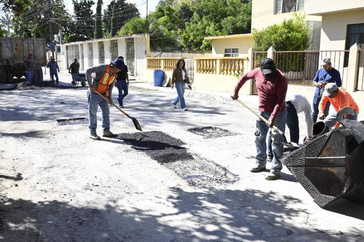 Supervisan trabajos de bacheo y mejoramiento vial