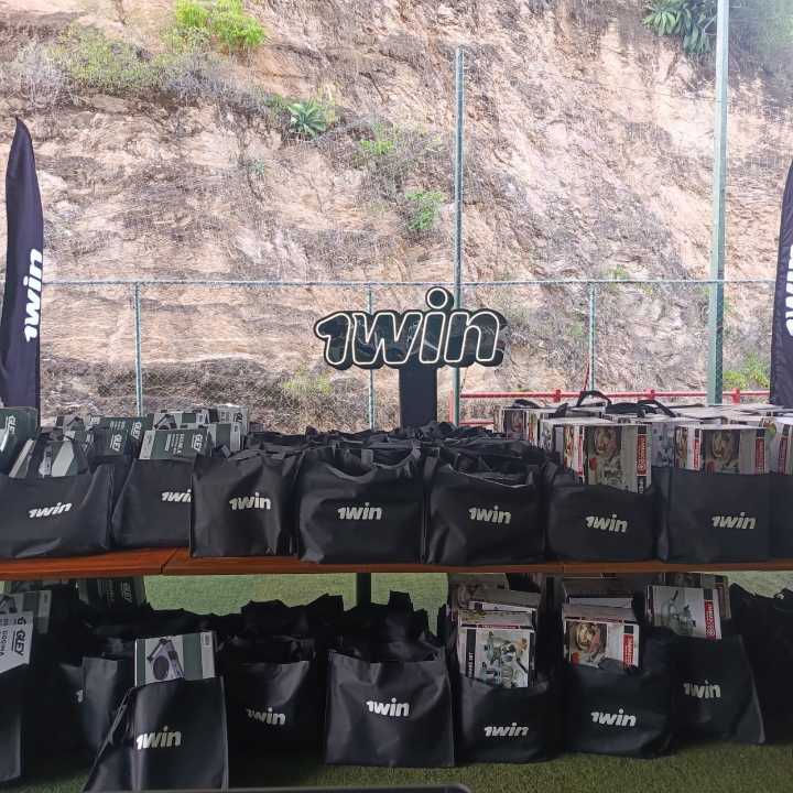 Un abrazo digital hecho realidad: influencers y 1win celebran la Navidad con abuelos de Caracas