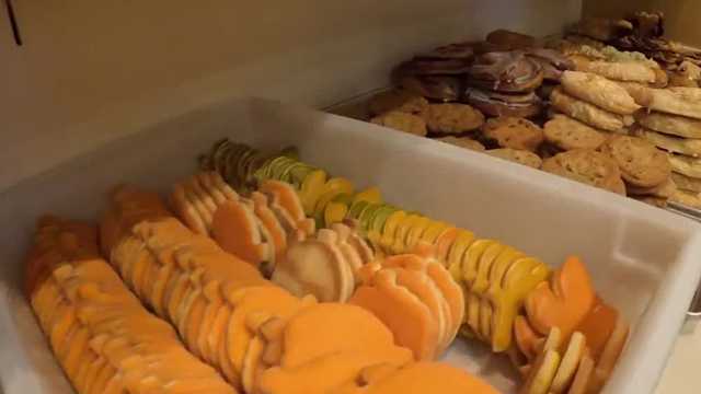 Hundreds line up for Freeport Bakery pre-Thanksgiving Day pie pick