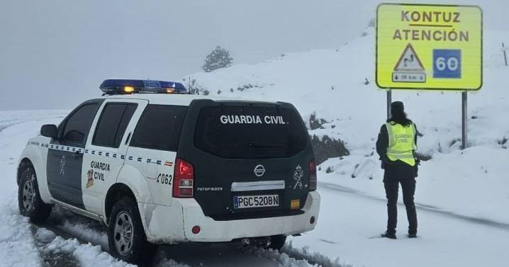 La Guardia Civil se despliega en el Pirineo navarro ante el primer temporal de nieve de la temporada