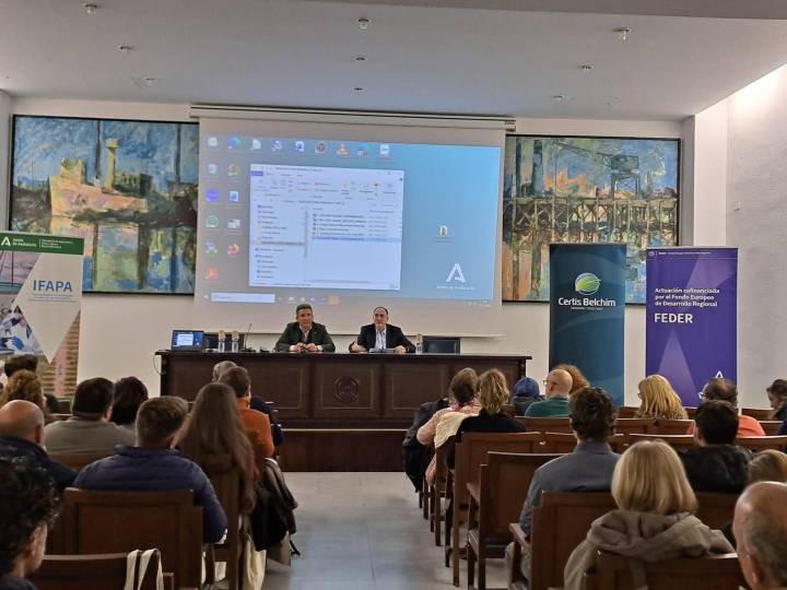 Los investigadores del Ifapa analizan en Huelva el impacto de plagas y enfermedades en el cultivo de frutos rojos durante la campaña 24/25