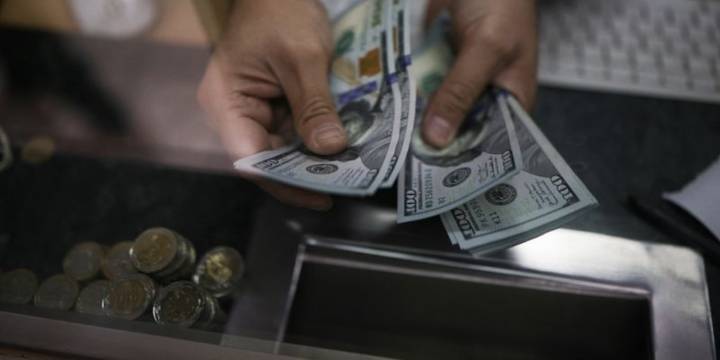 Jornada financiera: el dólar se alejó del techo de las bandas y las acciones pusieron un freno a la suba