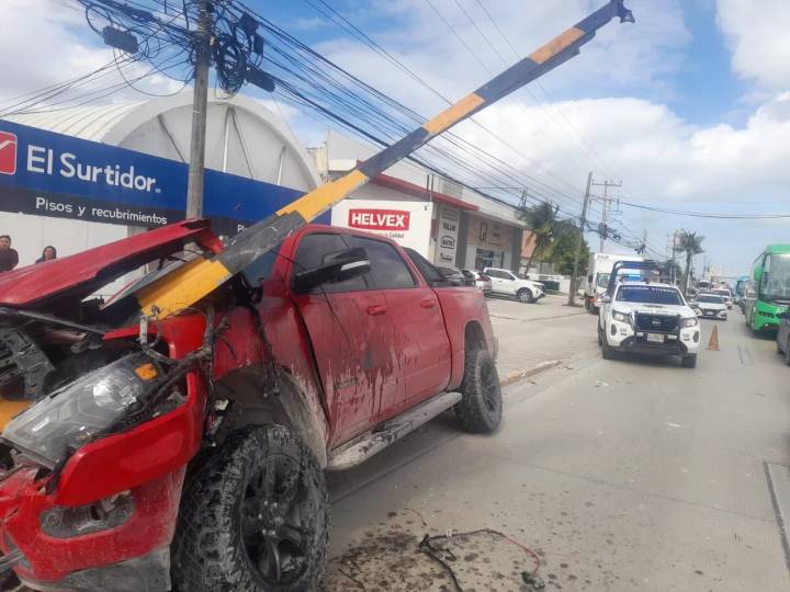 Camioneta Ram registra aparatoso choque en la Colosio