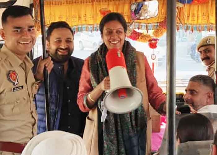 “Meeting on Wheels”: Hoshiarpur DC and SSP Review Nagar Kirtan Route From Bus