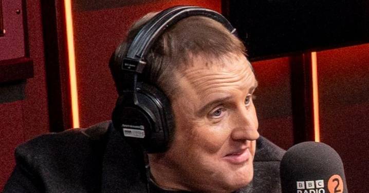 Peter Kay admits to wearing a mask as he admits struggles on stage