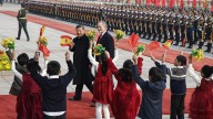 Felipe VI simboliza con una ofrenda floral en Tiananmen el acercamiento de España a China