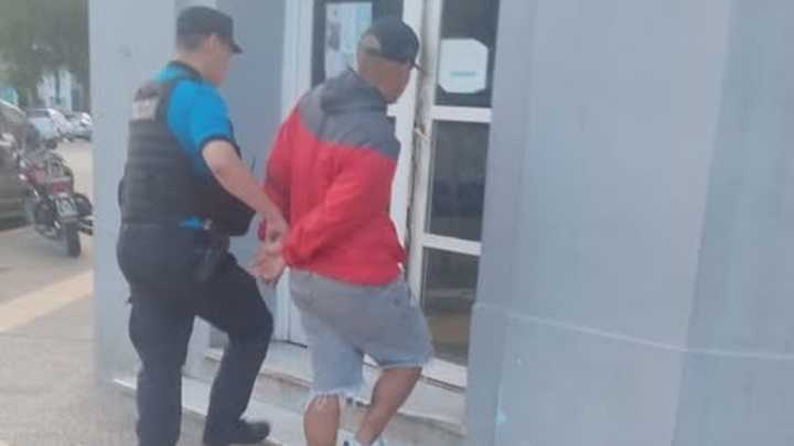 Detienen a un hombre que intentó robar perfumes en un super