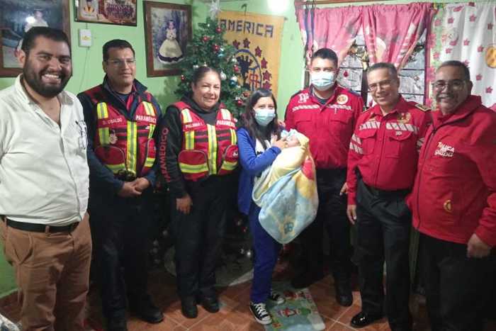 Elementos de PC Toluca visitan a bebé nacido en ambulancia