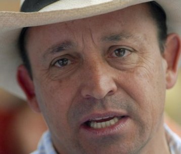 Justicia condena a 28 años de cárcel a Santiago Uribe, hermano del expresidente Álvaro Uribe, por paramilitarismo