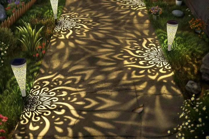 These Solar Lights at Amazon Are Less Than $6 Apiece