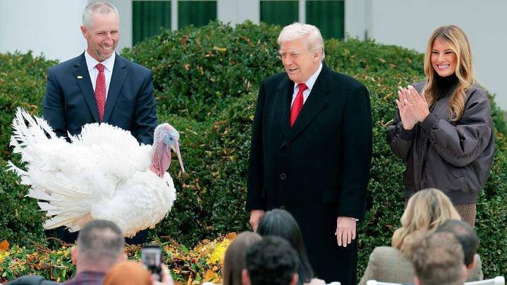 Trump indulta a dos pavos por Acción de Gracias y anula los perdones otorgados por Biden