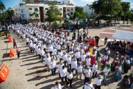Multitudinario desfile en Playa del Carmen por el 115 aniversario del inicio de la Revolución Mexicana