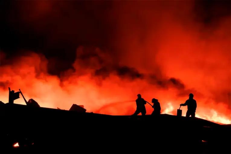 Investigan hacia dónde drenó el agua del incendio en Ezeiza: sería contaminante