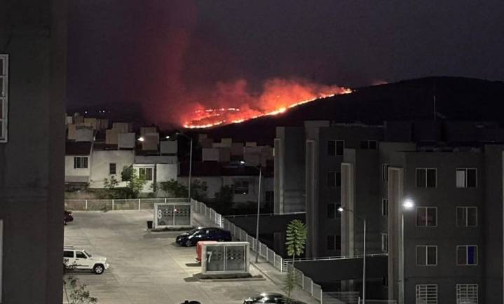 Incendio en Ciudad Salud moviliza a bomberos de Morelia