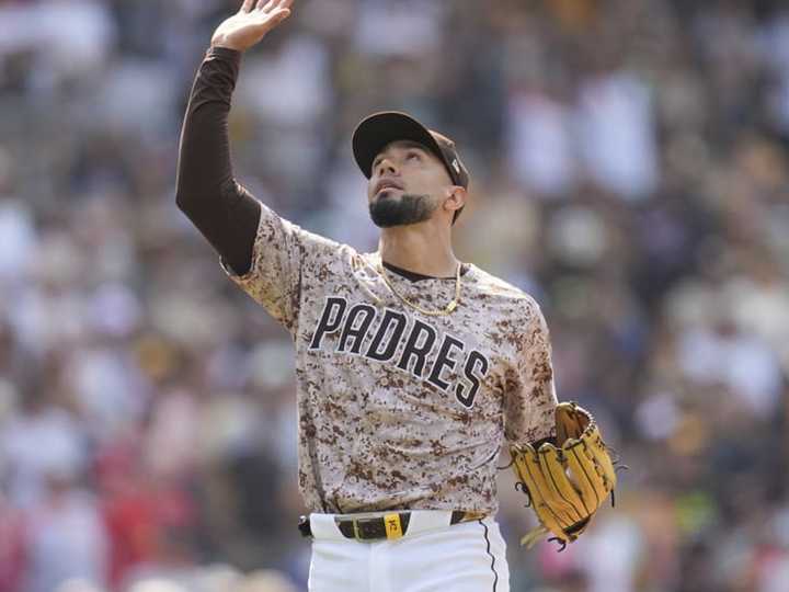 Robert Suárez se sale de su contrato con los Padres