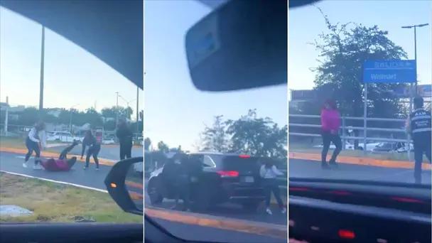 Tres mujeres golpean a otra en estacionamiento de Walmart
