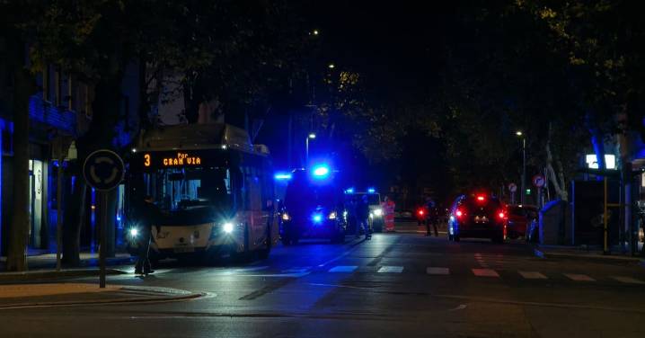Ambulancia y Policía en la avenida de los Cedros por un accidente entre dos turismos