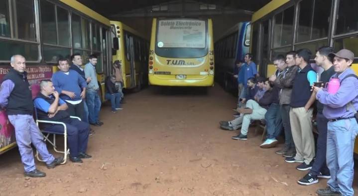 Montecarlo continúa sin transporte urbano por falta de pago a los choferes