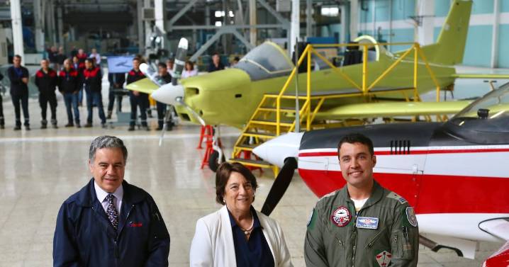 Ministra Delpiano da a conocer los avances del T-40 Newén, la nueva aeronave de instrucción fabricada en Chile