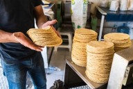 Tortillas de tortillería vs. supermercado: ¿cuál es la mejor opción para tu salud?