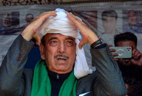 J-K: Setback for Ghulam Nabi Azad's party as two former ministers among other leaders back in Cong
