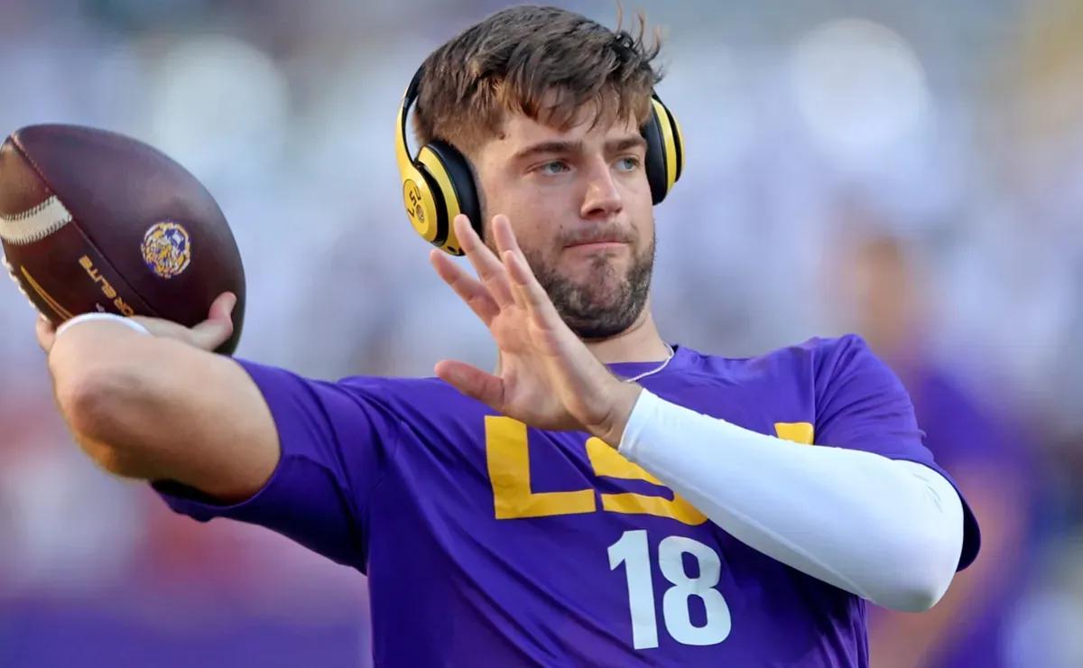 Is Garrett Nussmeier playing today for LSU vs Western Kentucky?
