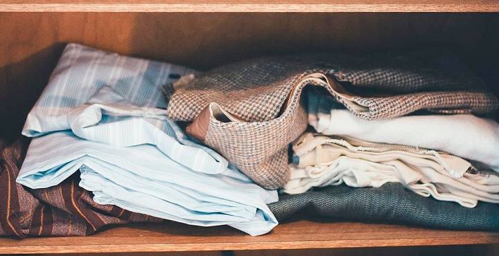 Trucos caseros que salvan tu ropa del olor a guardado