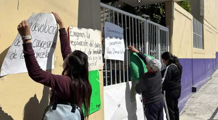 Estalla conflicto en primaria de Tlaxcala: padres logran destituir a la directora
